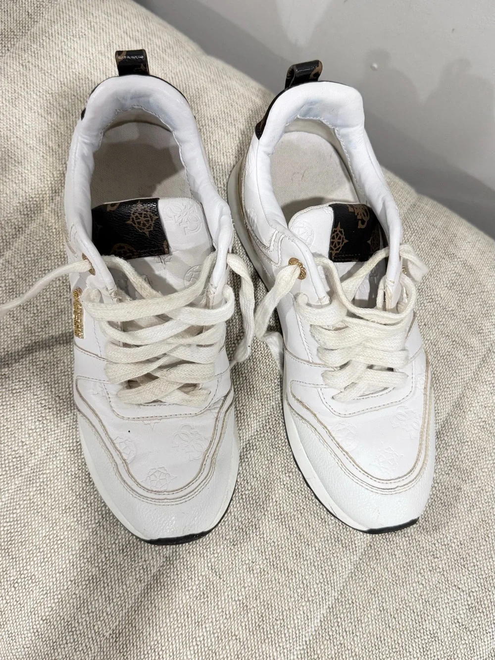 Guess clean white